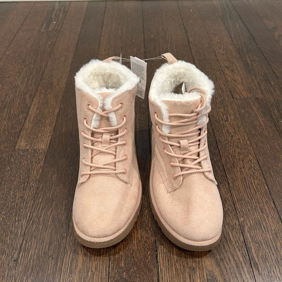 NWT Gap Kids Lined Lace Up Boots size 3 - Picture 1 of 5